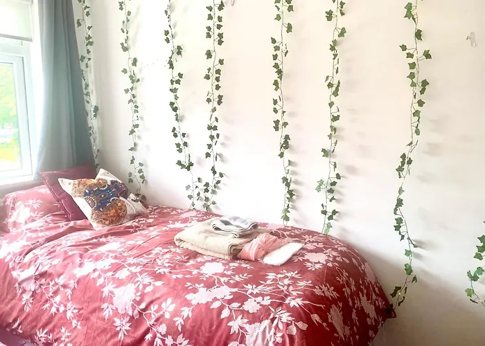 Large In Excellent Location Double Or Two Singles Privat bolig *