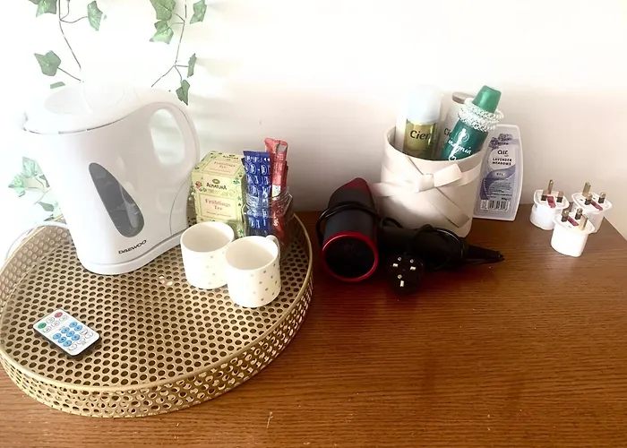 Large In Excellent Location Double Or Two Singles 홈스테이