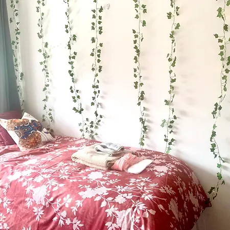 Large In Excellent Location Double Or Two Singles בית אירוח *